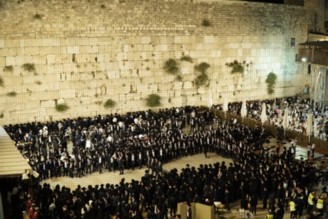 Shavuot – Thousands pray at the Western Wall